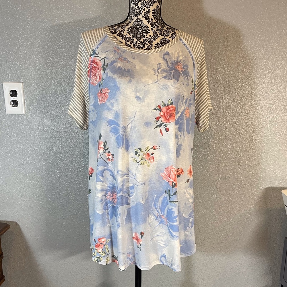 Short sleeve floral top- HoneyMe